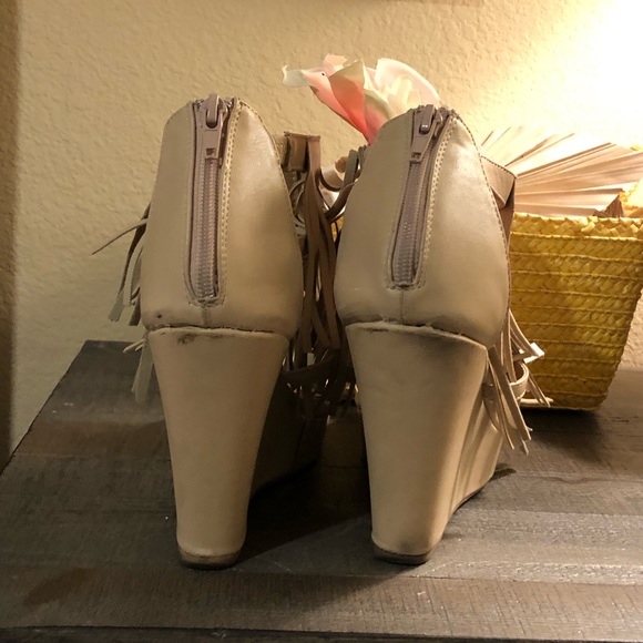 Fantastic fun 4 inch leather fringe wedges - Picture 3 of 6